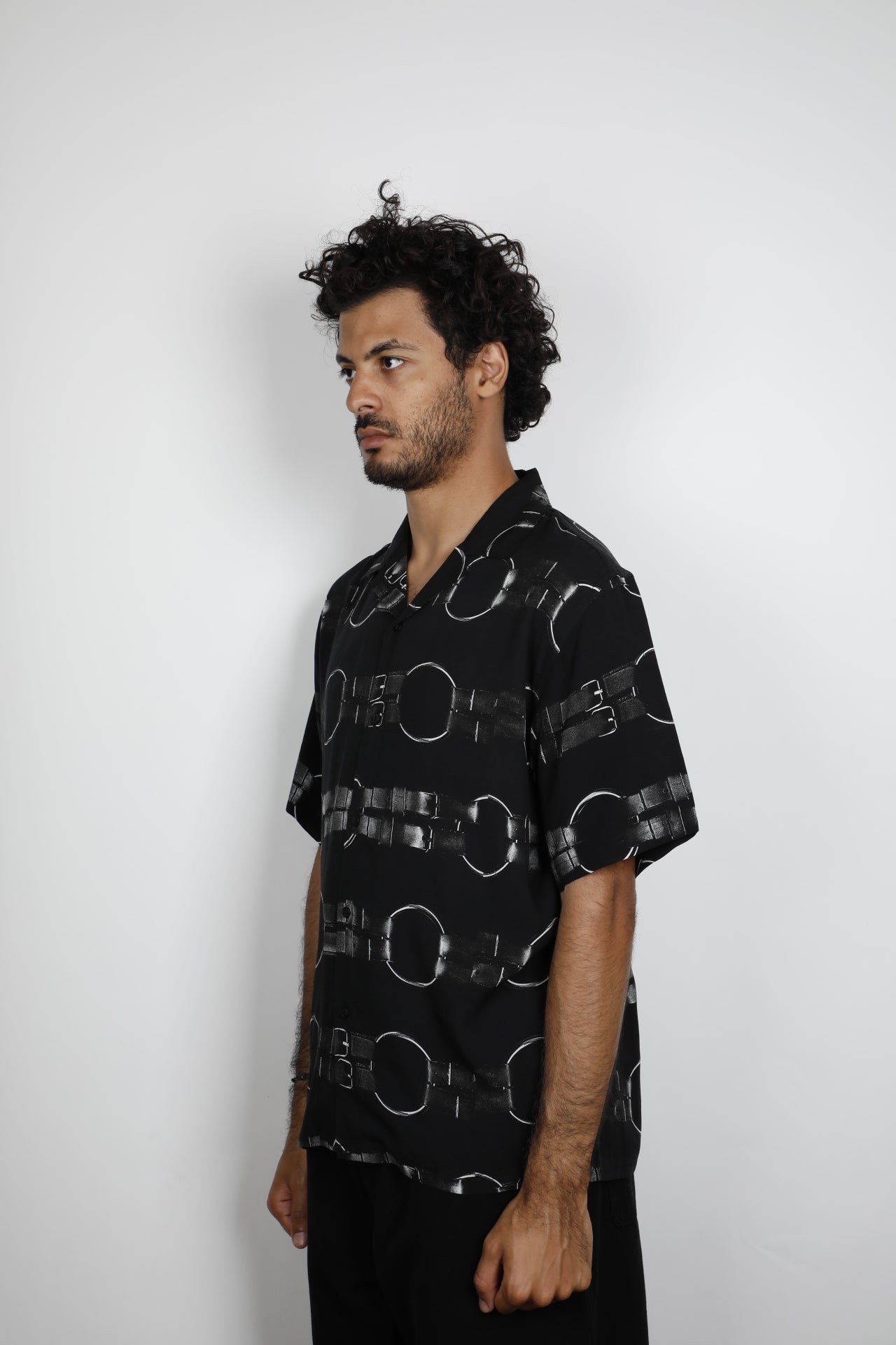 STRAPS BUTTON DOWN